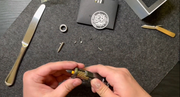 Unboxing the rare musket gun fidget. This is the Musketeer by Nayici.